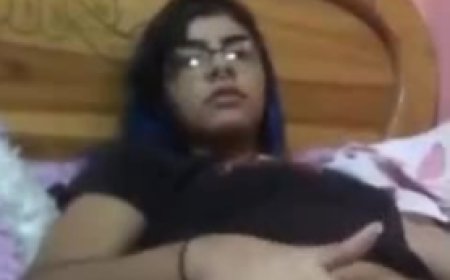 Sexy Bangladeshi Girl Masturbating in Bedroom video